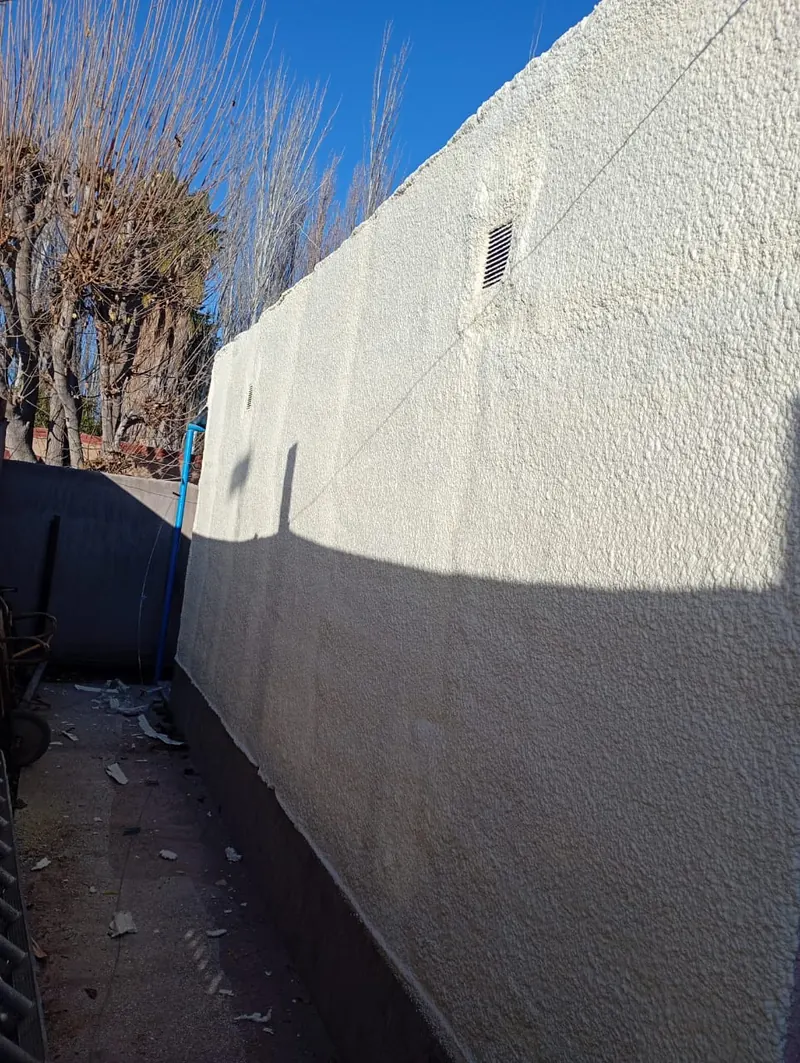 Muro con terminación de poliuretano expandido